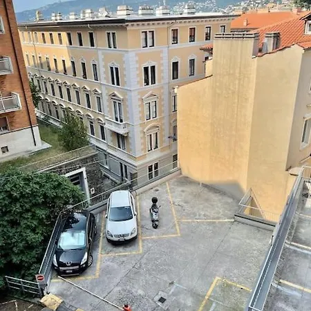 Leia W/private Parking In Old Town Triest